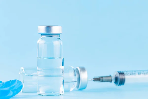 Vaccine Sprøjte Kirurgisk Handske Flasker Vaccine Sprøjte Blå Baggrund Vaccine Royaltyfrie stock-billeder