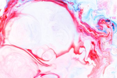 Akışkan sanat. Soyut renkli arka plan, duvar kağıdı. Sıvı mermer arka plan. Karışık mavi ve açık pembe boyalar. Renkli arkaplan