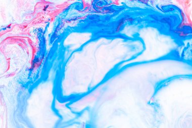 Akışkan sanat. Soyut eflatun pembe arka plan. Sıvı mermer doku tasarımı. Mavi pembe desenli, sıvı maddeli mavi-pembe desenli