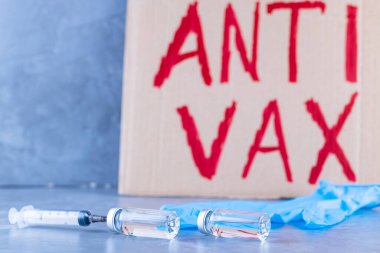 'Anti vax' protez levhası. Aşı kavramını durdur. Coronavirus Anti Vax tartışma konsepti