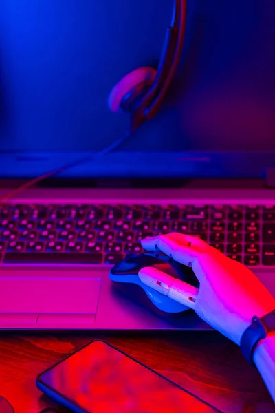 Creative Freelancer Workplace Neon Light Artificial Hand Keyboard Place Digital — Stock Photo, Image