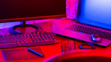 Yaratıcı meslekte serbest çalışan bir işyeri. Ev grafik tasarımcısı olarak çalışıyorum. İş yerinde dizüstü bilgisayar, akıllı telefon ve grafik tablet