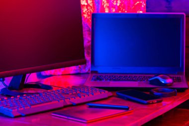 Yaratıcı meslekte serbest çalışan bir işyeri. Ev grafik tasarımcısı olarak çalışıyorum. İş yerinde dizüstü bilgisayar, akıllı telefon ve grafik tablet