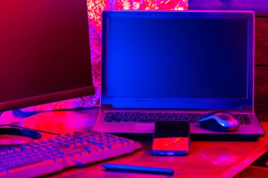 Yaratıcı meslekte serbest çalışan bir işyeri. Ev grafik tasarımcısı olarak çalışıyorum. İş yerinde dizüstü bilgisayar, akıllı telefon ve grafik tablet