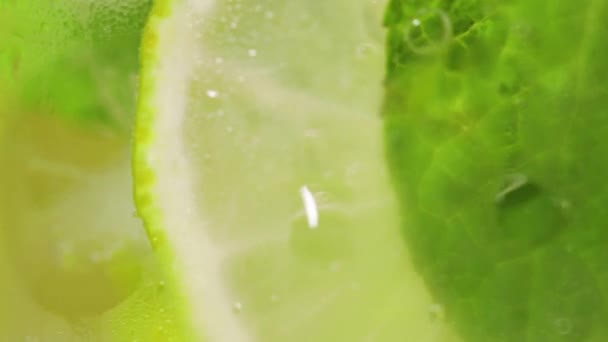 Mojito Close Rotating Misted Glass Mojito Lime Slices Mint Leaves — Stockvideo