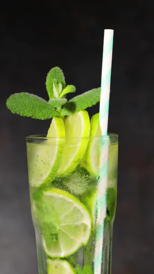 Mojito Cocktail Close Van Een Draaiend Misted Glas Mojito Met — Stockvideo