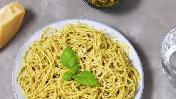 Spaghetti Met Pestosaus Kaas Verse Basilicum Bord Met Italiaanse Pasta — Stockvideo