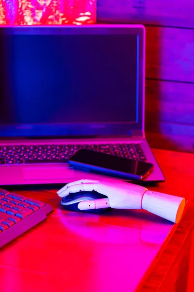 Trabajo Creativo Freelancer Luz Neón Mano Artificial Teclado Lugar Para — Foto de Stock