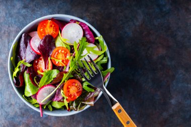 Sağlıklı salata, yapraklar karışık salata. Kiraz domatesli vejetaryen salatası, turp ve karışık salata. Keto ya da paleo diyeti konsepti. Uzayı kopyala Üst görünüm