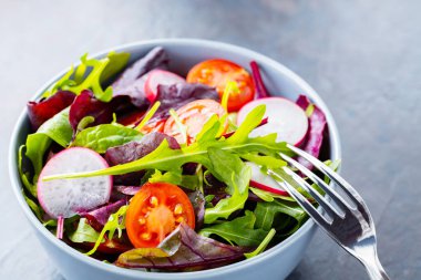 Sağlıklı salata, yapraklar karışık salata. Kiraz domatesli vejetaryen salatası, turp ve karışık salata. Keto ya da paleo diyeti konsepti. Uzayı kopyala Üst görünüm