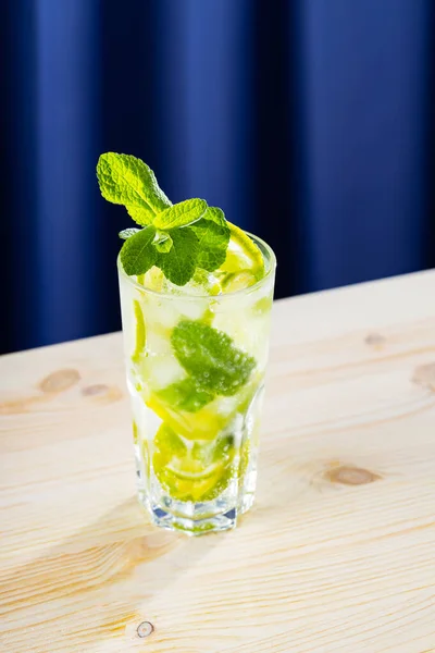 Mojito Cocktail Trä Bakgrund Sommar Mojito Cocktail Ett Högt Glas — Stockfoto