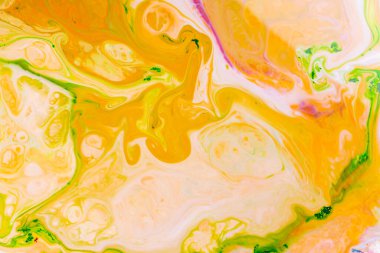 Sıvı Sanat. Soyut bulanık arkaplan rengi. Hint desenli canlı sarı asit, turuncu ve yeşil