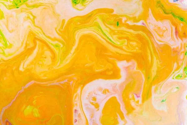 Sıvı Sanat. Soyut bulanık arkaplan rengi. Hint desenli canlı sarı asit, turuncu ve yeşil