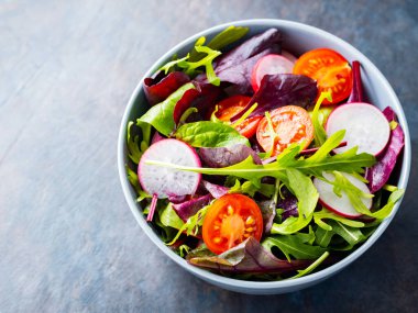 Kiraz domatesli salata, turp ve karışık salata. Sağlıklı salata, yapraklar karışık salata. Paleo diyet konsepti. Uzayı kopyala Üst görünüm