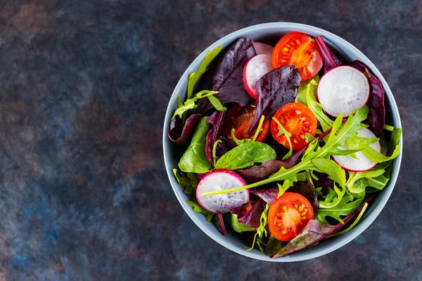 Kiraz domatesli salata, turp ve karışık salata. Sağlıklı salata, yapraklar karışık salata. Paleo diyet konsepti. Uzayı kopyala Üst görünüm