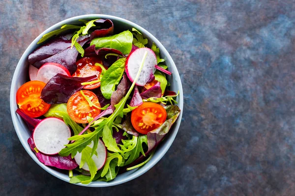 Kiraz domatesli salata, turp ve karışık salata. Sağlıklı salata, yapraklar karışık salata. Paleo diyet konsepti. Uzayı kopyala Üst görünüm