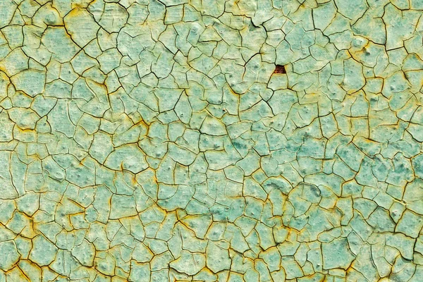 トルコ石の塗料の質感割れ 古い割れた鉄のターコイズ塗装木の表面 緑色のターコイズが壁のテクスチャを塗り — ストック写真