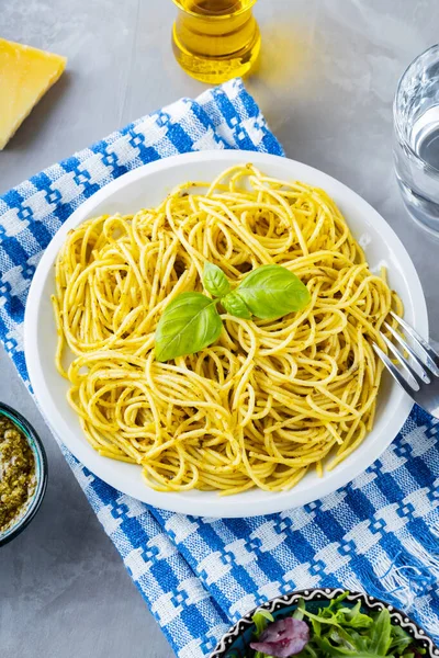 Pasta Italia Dengan Saus Pesto Dan Campuran Salad Hijau Spageti — Stok Foto