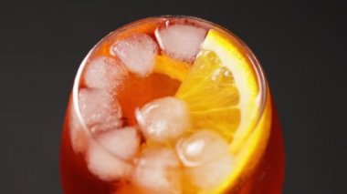 Kokteyl aperol spreyleri dönüyor, yakın plan. Döner bardakta yaz portakalı kokteyli. Döndür. 4k