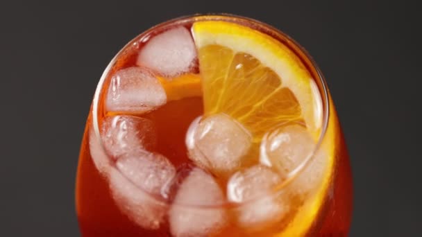 Cocktail Aperol Spritz Dreht Sich Aus Nächster Nähe Sommerorangefarbener Cocktail — Stockvideo