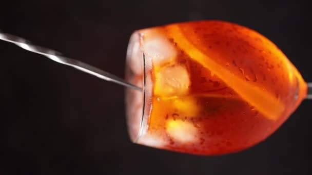 Aperol Spritz Cocktail Svart Bakgrund Spoon Blandar Drycken Ett Glas — Stockvideo