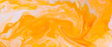 Dökülmüş boyanın soyut renkli arka planı. Renkli mürekkep süt dokusunda akıyor ve karışıyor. Akışkan sanat