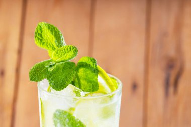 Tahta tahtalarda mojito kokteyli. Köy tarzında yaz kokteyli. Limonlu, naneli ve buzlu içecek. Moda içeceği