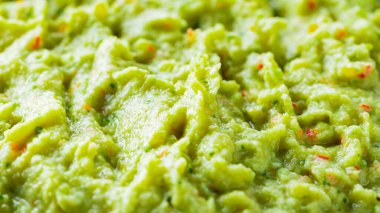 Guacamole yakın çekim. Avokado guacamole sosu ve taze malzemeler. Guacamole sosunun yemek arkaplanı