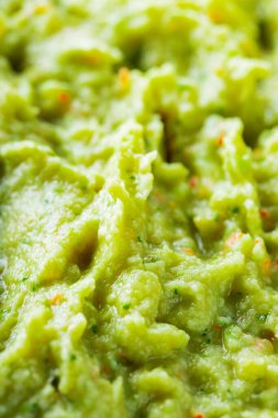 Guacamole yakın çekim. Avokado guacamole sosu ve taze malzemeler. Guacamole sosunun yemek arkaplanı