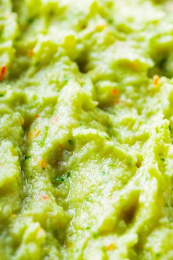 Guacamole yakın çekim. Avokado guacamole sosu ve taze malzemeler. Guacamole sosunun yemek arkaplanı