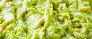 Guacamole yakın çekim. Avokado guacamole sosu ve taze malzemeler. Guacamole sosunun yemek arkaplanı