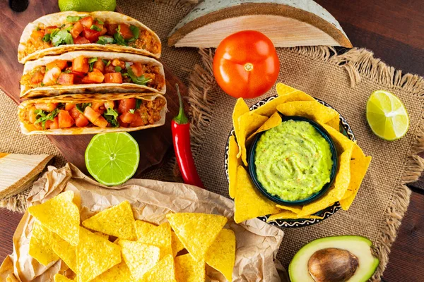 Mexikói Ételpanoráma Nachos Guacamole Taco Hozzávalók Fapadlón Változatos Mexikói Taco — Stock Fotó
