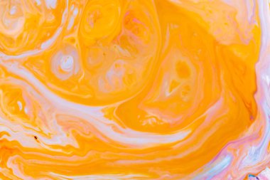 Dökülmüş boyanın soyut renkli arka planı. Renkli mürekkep süt dokusunda akıyor ve karışıyor. Akışkan sanat