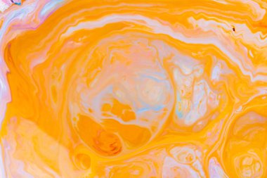 Dökülmüş boyanın soyut renkli arka planı. Renkli mürekkep süt dokusunda akıyor ve karışıyor. Akışkan sanat