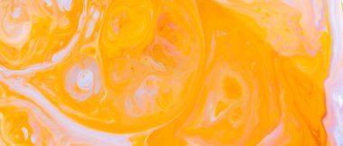 Dökülmüş boyanın soyut renkli arka planı. Renkli mürekkep süt dokusunda akıyor ve karışıyor. Akışkan sanat