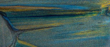 Şenlikli parıltı sihirli lüks arka plan. Altın yeşili parıltılı siyah arkaplan. Boşluğu kopyala