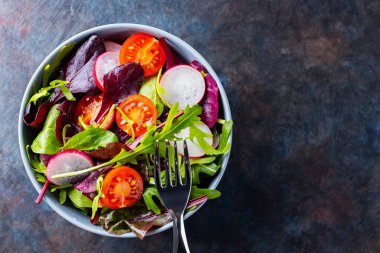Sağlıklı salata, yapraklar karışık salata. Kiraz domatesli vejetaryen salatası, turp ve karışık salata. Keto ya da paleo diyeti konsepti. Uzayı kopyala Üst görünüm