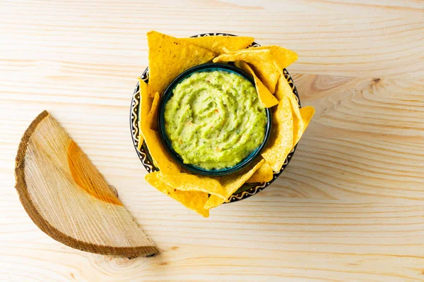 Guacamole Sauce Mit Mais Chips Auf Holz Hintergrund Tortilla Chips — Stockfoto