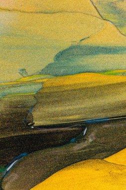 Soyut sim arkaplanı. Koyu altın renginde vuruşlar. Koyu yeşil arka planda altın renginde bir leke. Altın dalga. Boşluğu kopyala