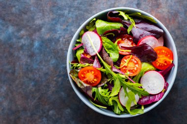 Kiraz domatesli salata, turp ve karışık salata. Sağlıklı salata, yapraklar karışık salata. Paleo diyet konsepti. Uzayı kopyala Üst görünüm