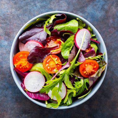 Kiraz domatesli salata, turp ve karışık salata. Sağlıklı salata, yapraklar karışık salata. Paleo diyet konsepti. Uzayı kopyala Üst görünüm