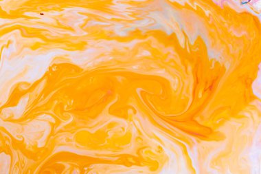 Dökülmüş boyanın soyut renkli arka planı. Renkli mürekkep süt dokusunda akıyor ve karışıyor. Akışkan sanat