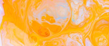 Dökülmüş boyanın soyut renkli arka planı. Renkli mürekkep süt dokusunda akıyor ve karışıyor. Akışkan sanat