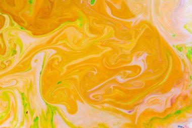 Sıvı Sanat. Soyut bulanık arkaplan rengi. Hint desenli canlı sarı asit, turuncu ve yeşil