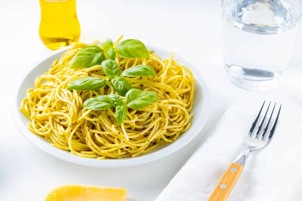 Спагетті Соусом Базилієм Білому Тлі Pasta Соусом Інгредієнтами Традиційна Італійська — стокове фото