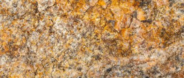 Granitin arka planı. Kahverengi granit taşın dokusu. Yıpranmış taş yüzeyi. Boşluğu kopyala