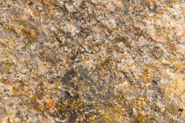 Granitin arka planı. Kahverengi granit taşın dokusu. Yıpranmış taş yüzeyi. Boşluğu kopyala
