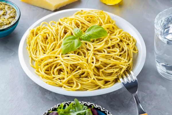 Спагетті Соусом Пепто Свіжим Базилієм Сірому Тлі Паста Пепто Соусу — стокове фото