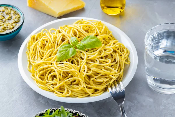Spaghetti Pesto Basilico Fresco Fondo Grigio Pasta Con Pesto Sugo — Foto Stock
