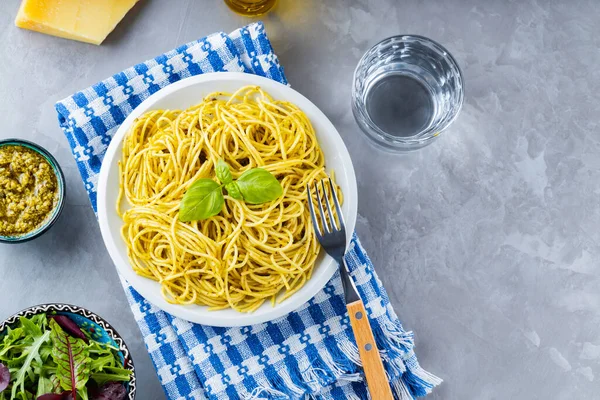 Pasta Italiana Con Pesto Salsa Insalata Mescolanza Verdi Spaghetti Pesto — Foto Stock